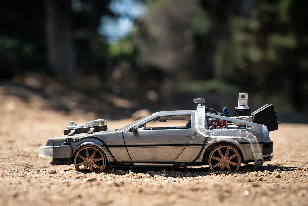 Back to the Future Part III (rail version) die-cast 1:24 scale "Hollywood Rides" light-up DeLorean Time Machine (ONLINE ORDER ONLY)