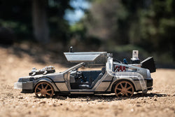Back to the Future Part III (rail version) die-cast 1:24 scale "Hollywood Rides" light-up DeLorean Time Machine (ONLINE ORDER ONLY)