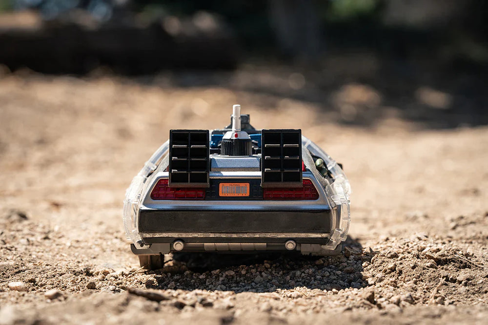 Back to the Future Part III (rail version) die-cast 1:24 scale "Hollywood Rides" light-up DeLorean Time Machine (ONLINE ORDER ONLY)