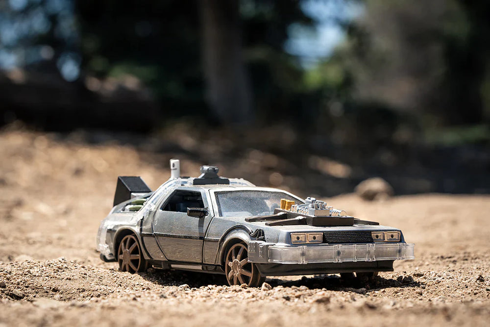 Back to the Future Part III (rail version) die-cast 1:24 scale "Hollywood Rides" light-up DeLorean Time Machine (ONLINE ORDER ONLY)
