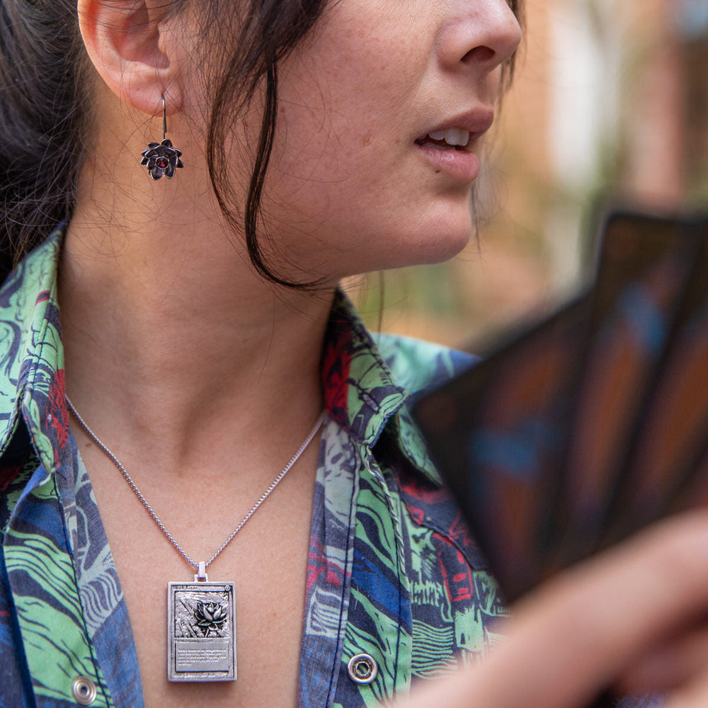 Magic: The Gathering X RockLove Black Lotus Miniature Card Necklace (ONLINE ORDER ONLY)