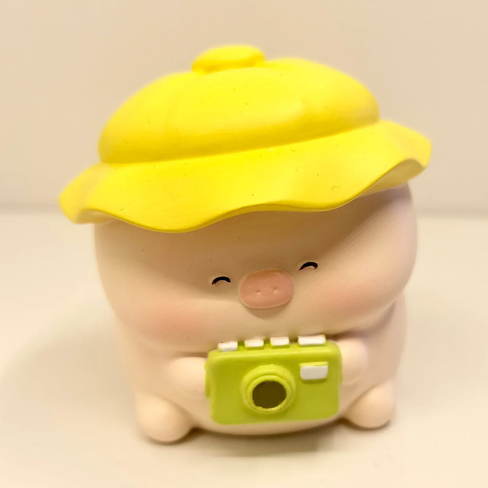 TOURIST PIGGY FIGURINE BLIND BOX (1 Blind Box) (ONLINE ORDER ONLY)