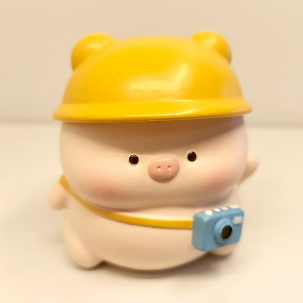 TOURIST PIGGY FIGURINE BLIND BOX (1 Blind Box) (ONLINE ORDER ONLY)