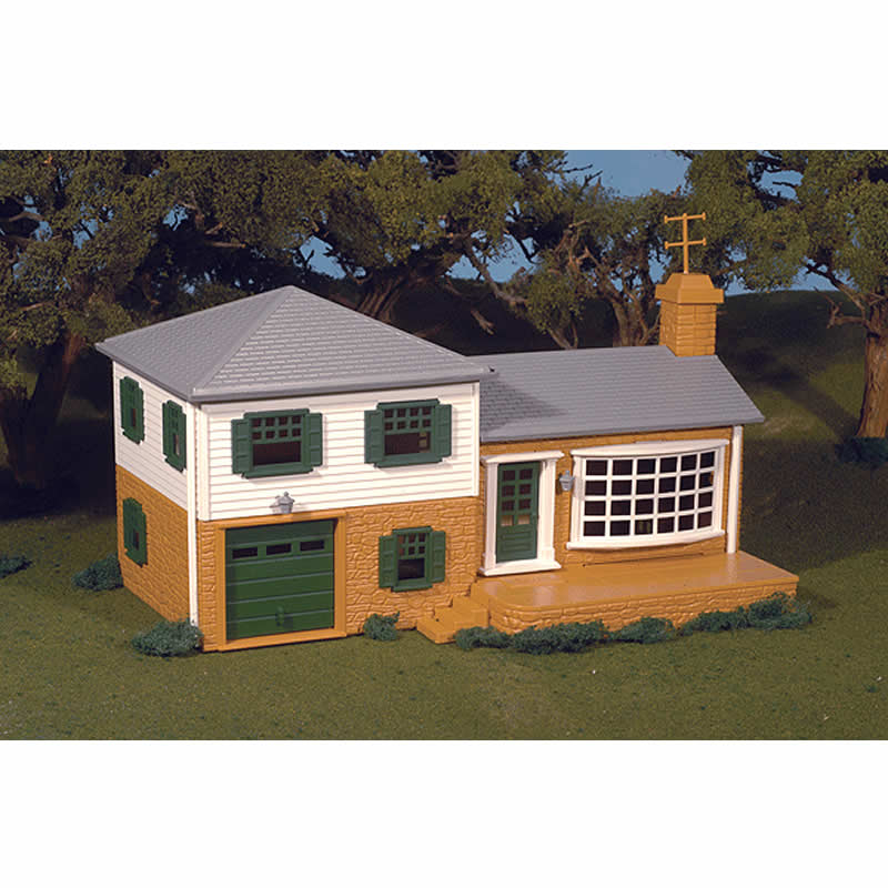 BAC45302 Split Level House O Scale Prebuilt Building Bachmann (ONLINE ORDER ONLY)