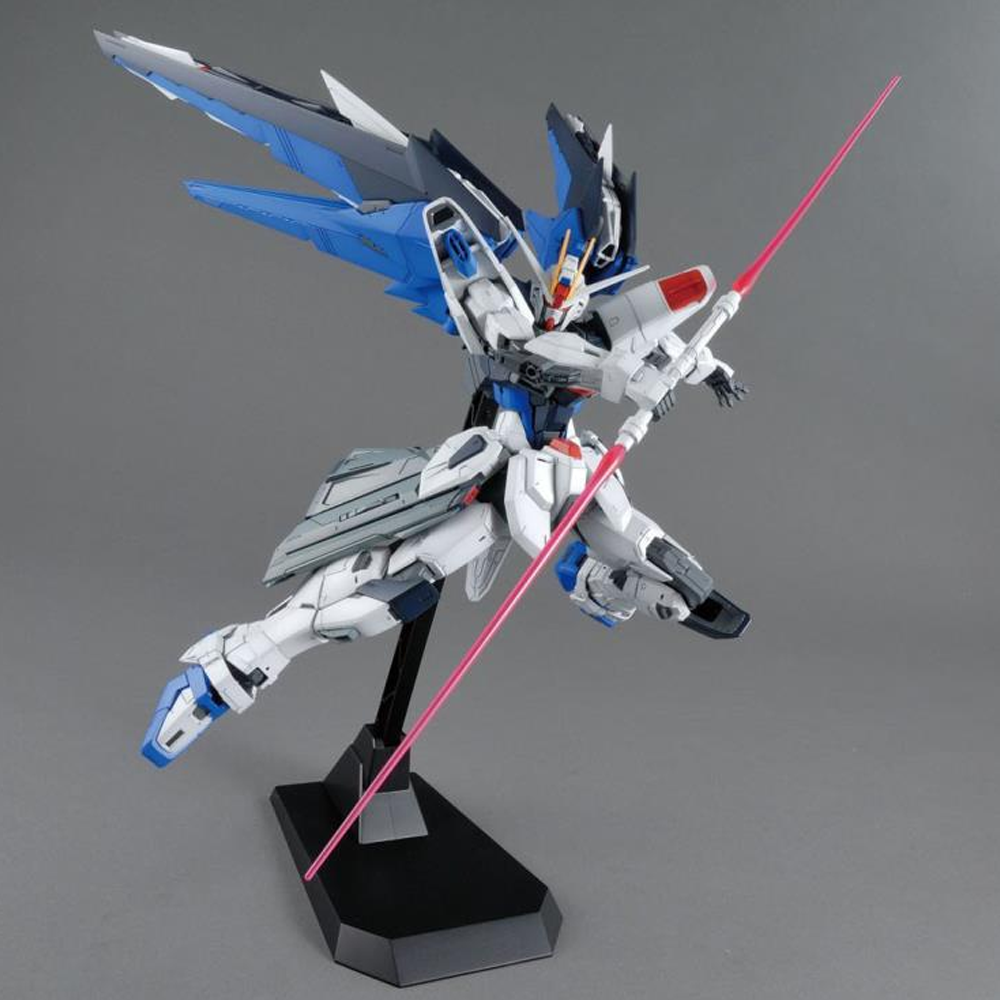 Bandai Spirits: Gundam SEED - Freedom Gundam (Ver. 2.0) MG 1/100 Scale Model Kit (ONLINE ORDER ONLY)