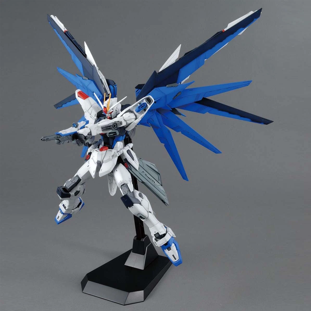 Bandai Spirits: Gundam SEED - Freedom Gundam (Ver. 2.0) MG 1/100 Scale Model Kit (ONLINE ORDER ONLY)