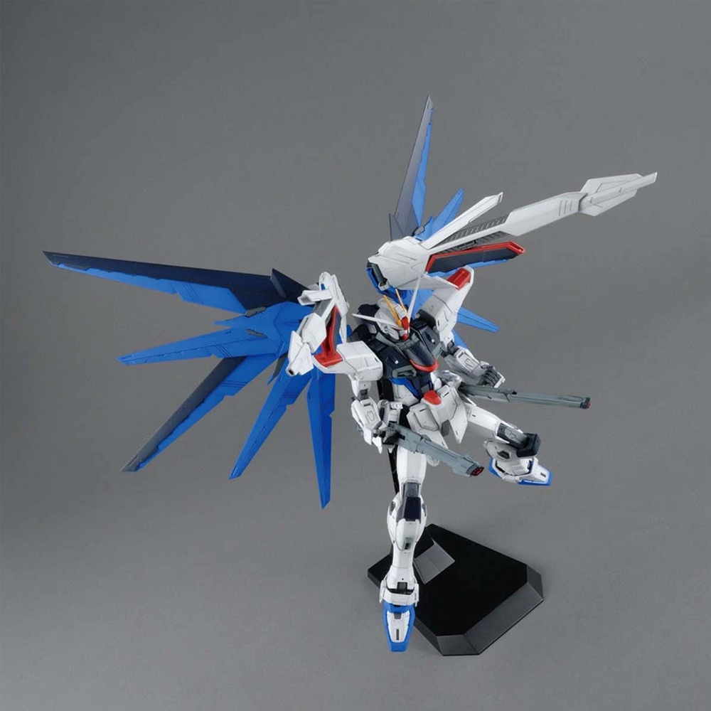 Bandai Spirits: Gundam SEED - Freedom Gundam (Ver. 2.0) MG 1/100 Scale Model Kit (ONLINE ORDER ONLY)