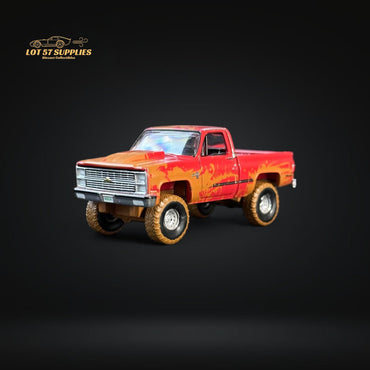 Auto World 1983 Chevrolet Silverado K10 4x4 Muddy LIFTED Squarebody 1:64 BUNDLE 1:64 (ONLINE ORDER ONLY)