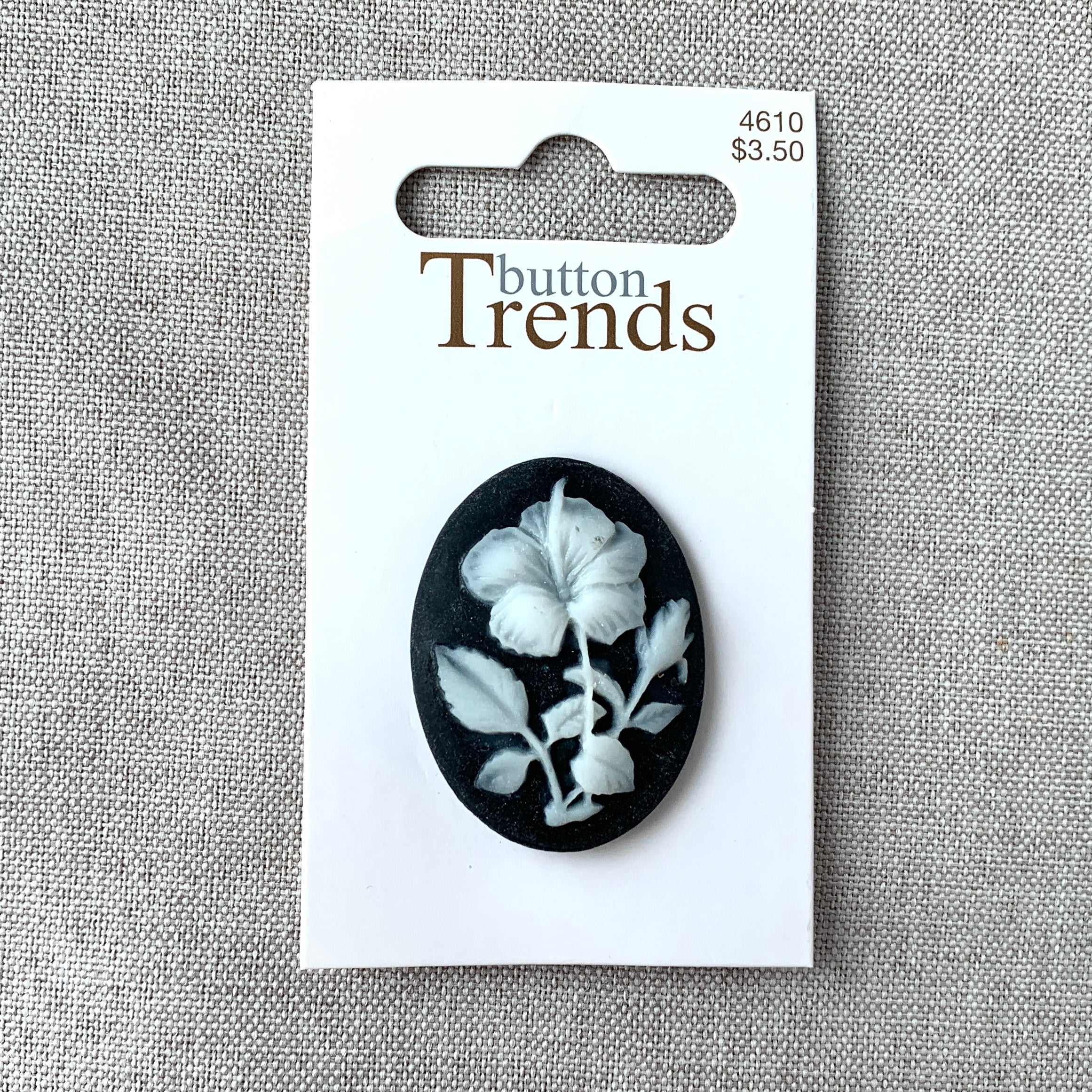 4610 Flower Cameo - Button Trends - 1 Hole Shank Buttons - 38mm - White Black (ONLINE ORDER ONLY)