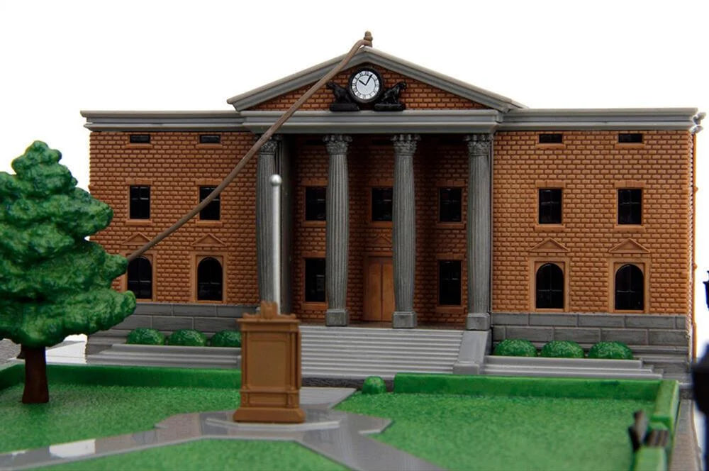 Back to the Future die-cast Courthouse diorama with DeLorean & Toyota vehicles (ONLINE ORDER ONLY)