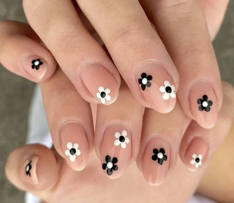 1pcs Black & White Flower Nail Art Stickers 3D Self-Adhesive Daisy Nail Art Decals 5-Petal Floral Nail Art Decoration Supplies * (ONLINE ORDER ONLY)