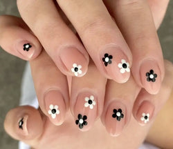 1pcs Black & White Flower Nail Art Stickers 3D Self-Adhesive Daisy Nail Art Decals 5-Petal Floral Nail Art Decoration Supplies * (ONLINE ORDER ONLY)
