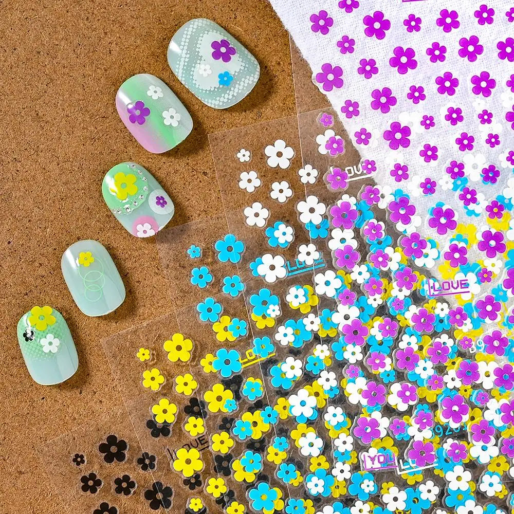 1pcs Black & White Flower Nail Art Stickers 3D Self-Adhesive Daisy Nail Art Decals 5-Petal Floral Nail Art Decoration Supplies * (ONLINE ORDER ONLY)