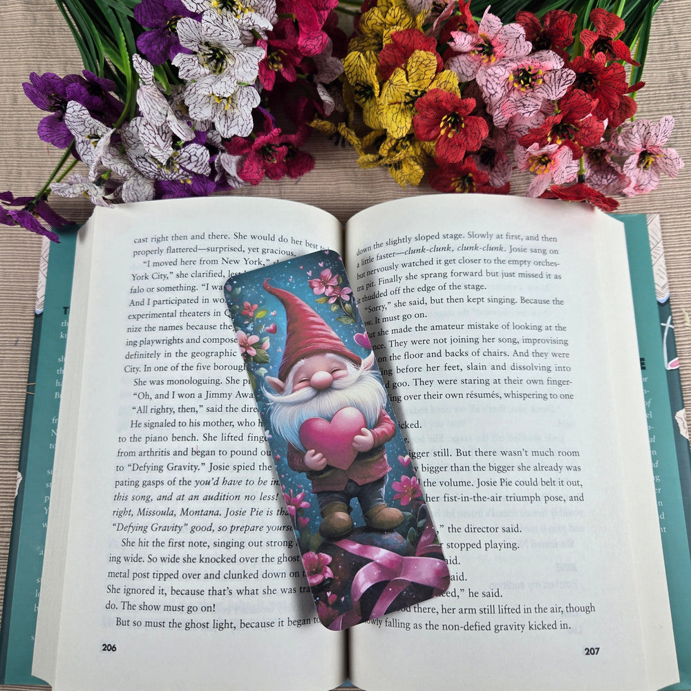 Gnome holding a Heart Bookmark (ONLINE ORDER ONLY)