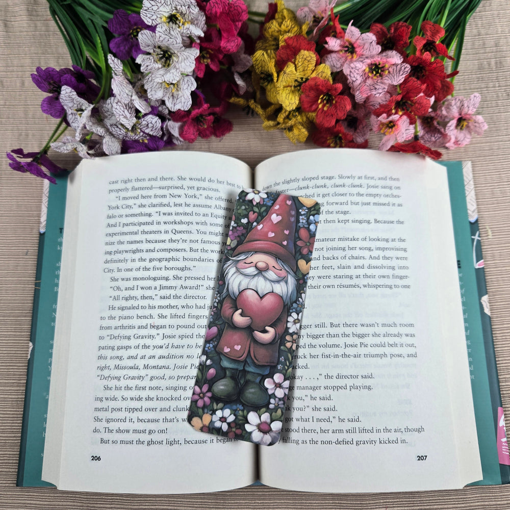 Gnome holding a Heart Bookmark (ONLINE ORDER ONLY)
