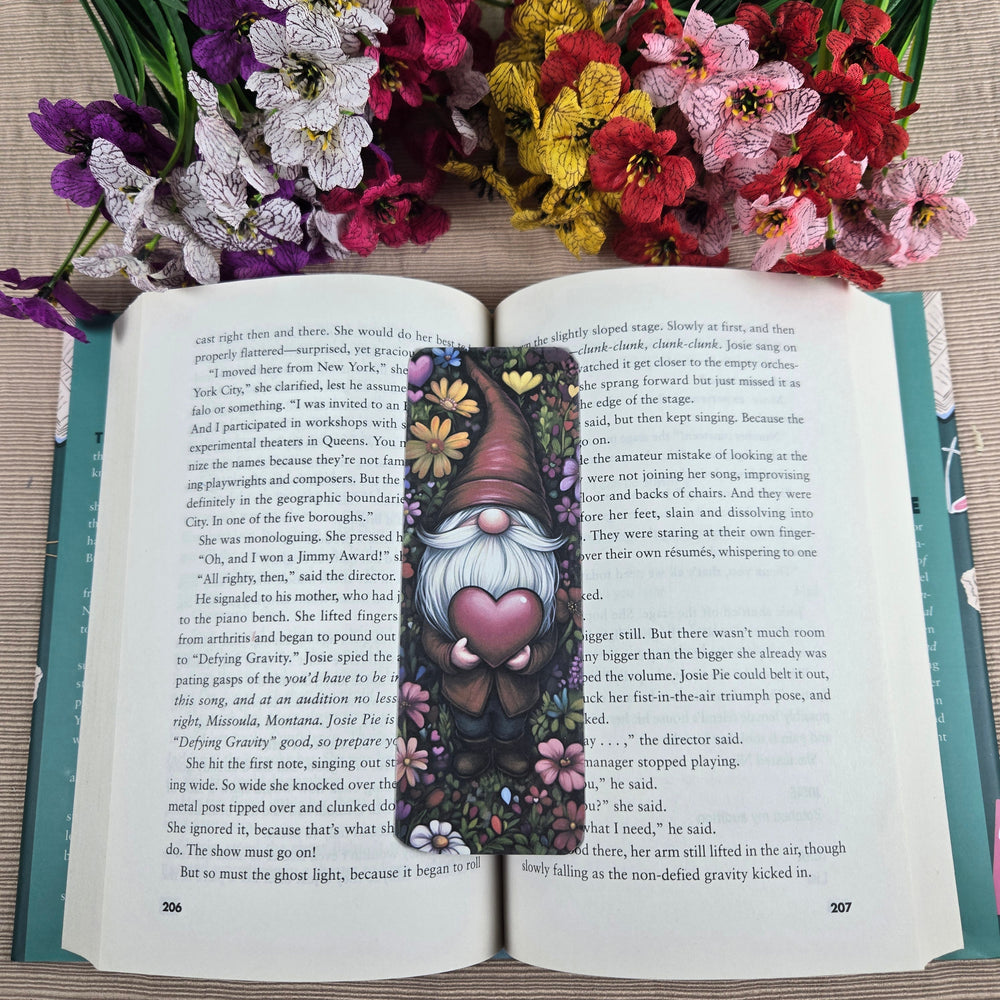Gnome holding a Heart Bookmark (ONLINE ORDER ONLY)