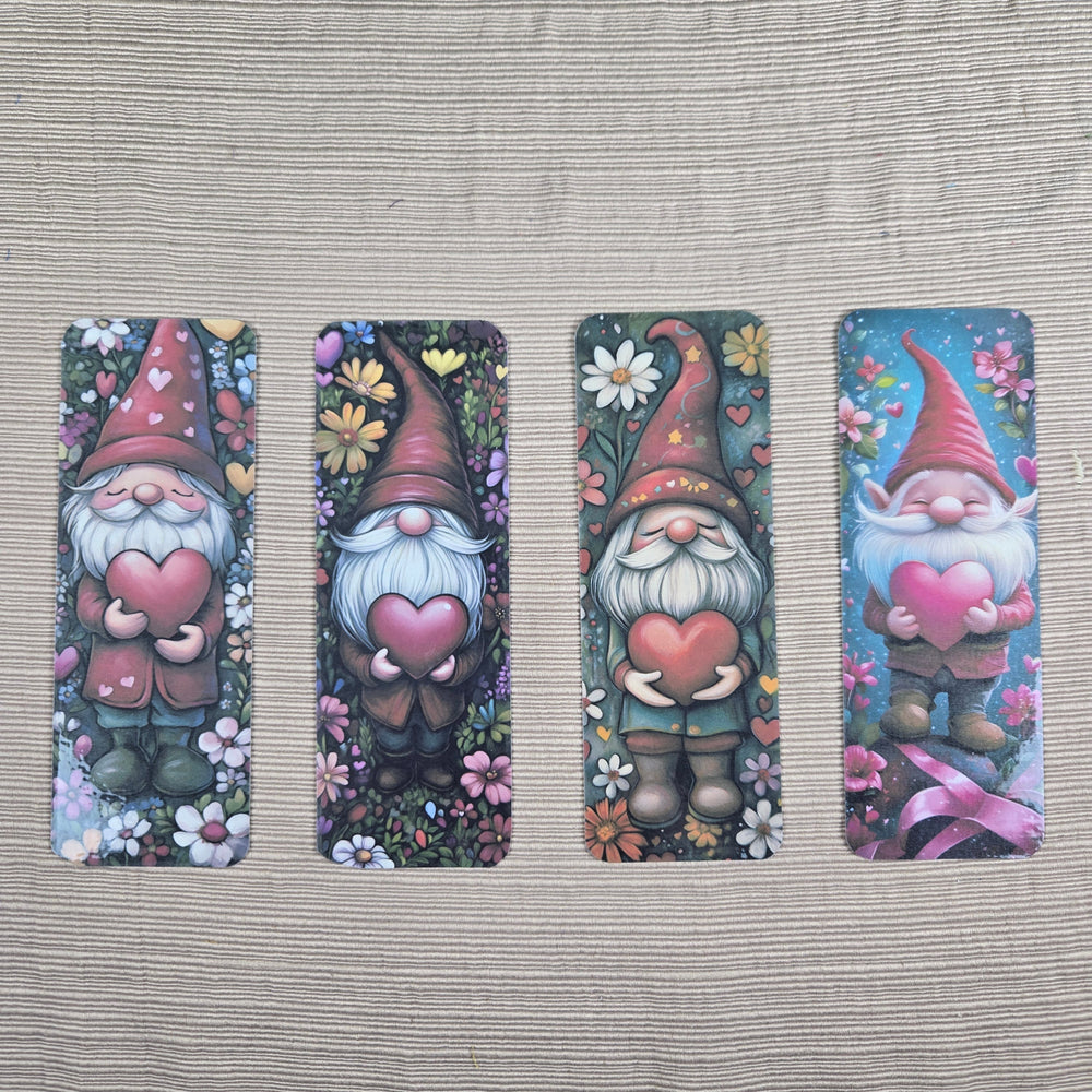 Gnome holding a Heart Bookmark (ONLINE ORDER ONLY)