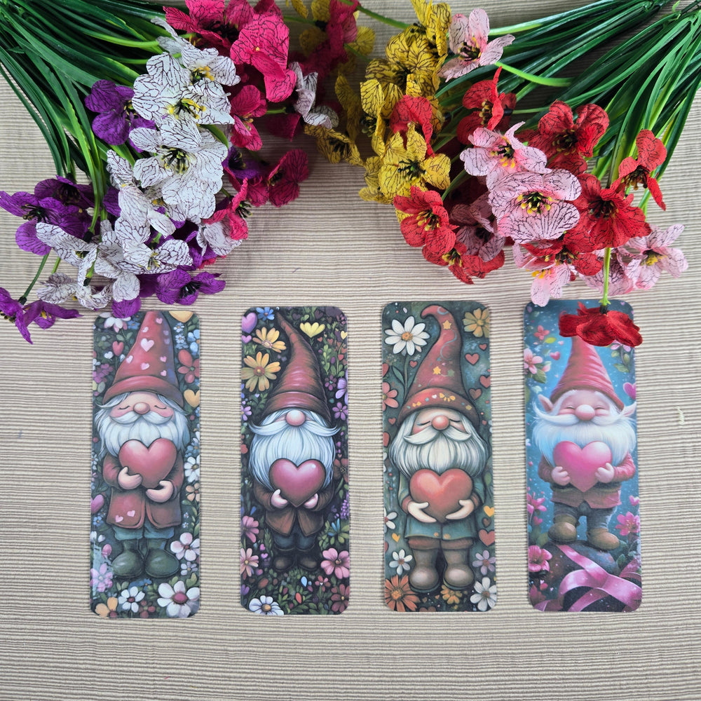 Gnome holding a Heart Bookmark (ONLINE ORDER ONLY)